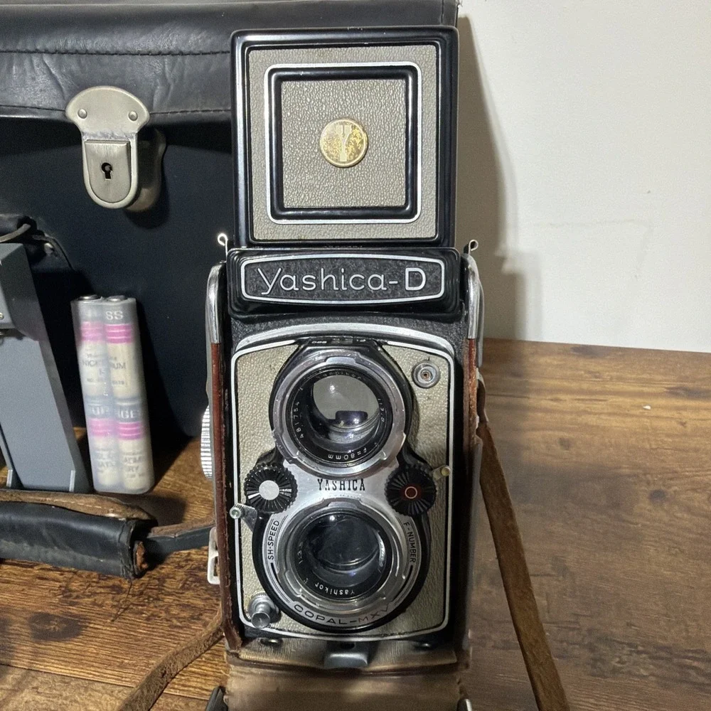 Yashica D Twin Lens Reflex Camera Copal-MXV 3.5 lens Japan Flash Accessories